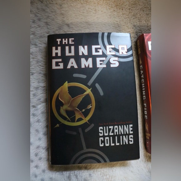 The Hunger Games Trilogy Hard Cover Box Set. Written by Suzanne Collins - Picture 9 of 15